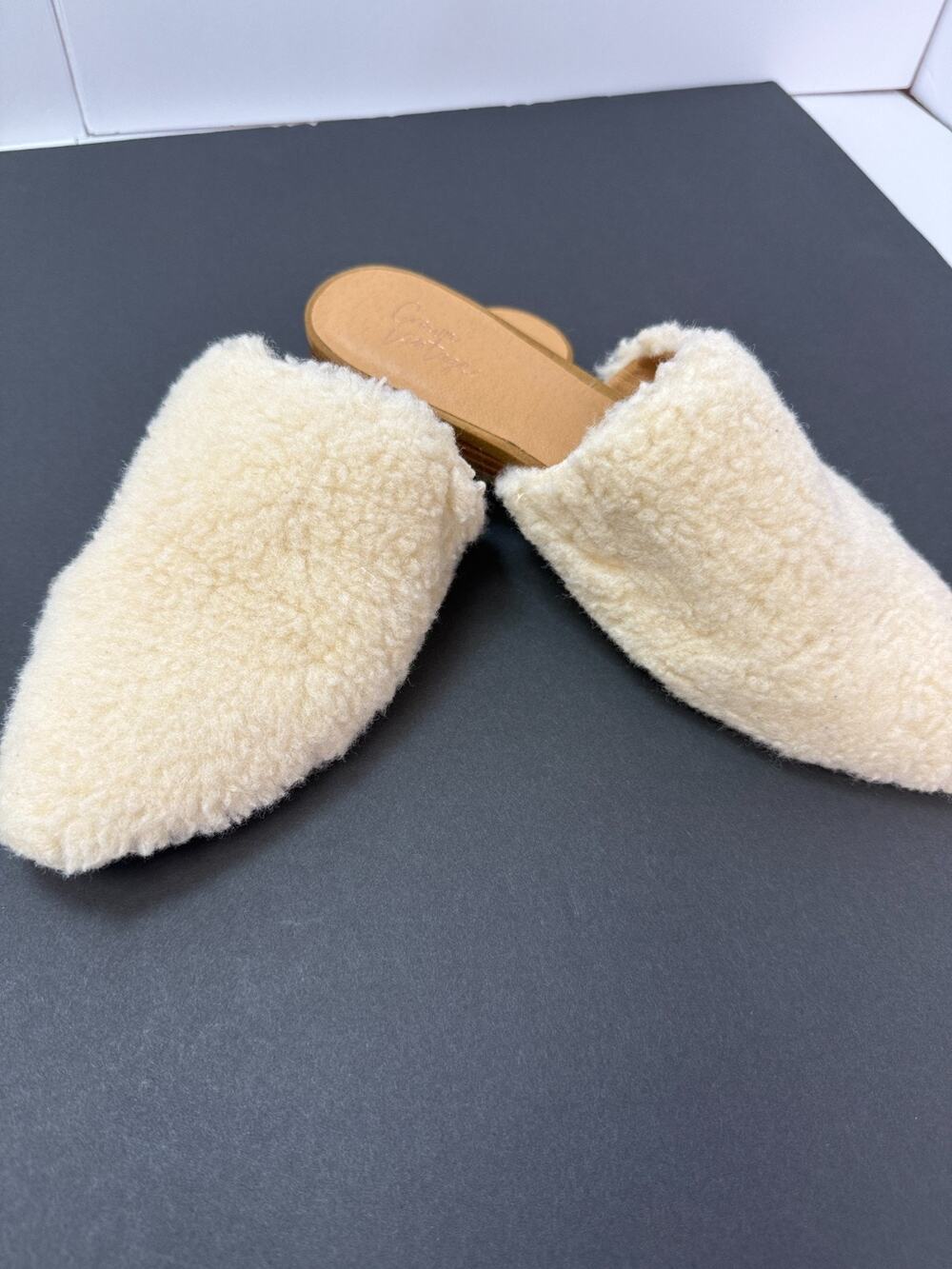 Crown Vintage Women's Size 8 Cream Sherpa Faux Fur Slip On Cozy Slippers Loafers